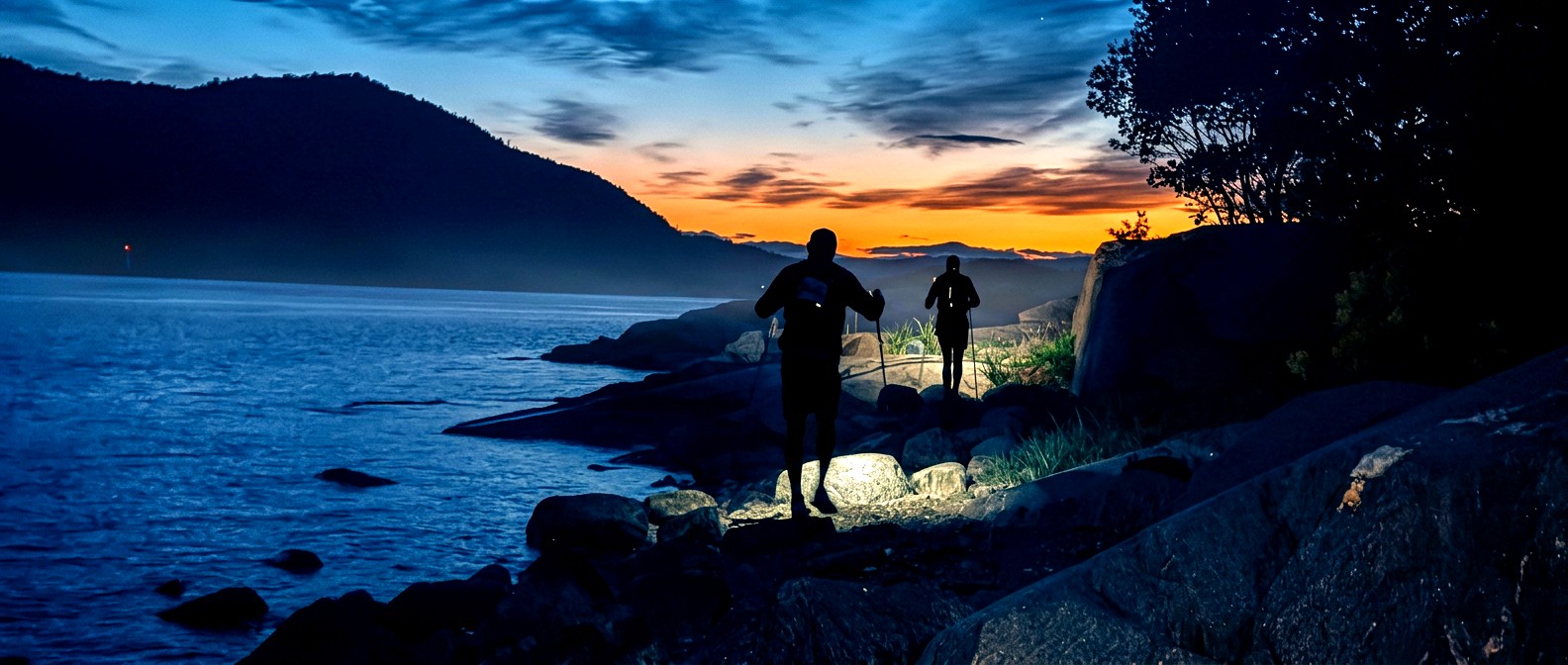 Løpere på kyststien ved Oslofjorden i skumringen